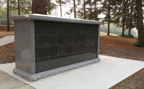 Il costo per la realizzazione di una tomba a terra è influenzato da dimensioni e materiali.