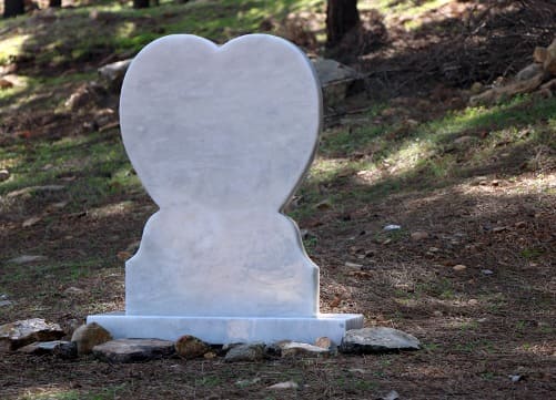 I prezzi per costruire una tomba in marmo variano molto in base a tipologia e dimensioni.