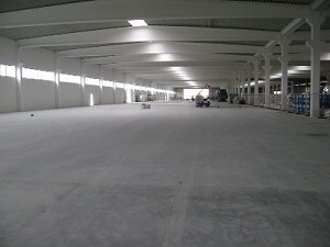 Prima di mettere in posa dei pavimenti industriali è opportuno richiedere preventivi ad imprese specializzate della propria zona.