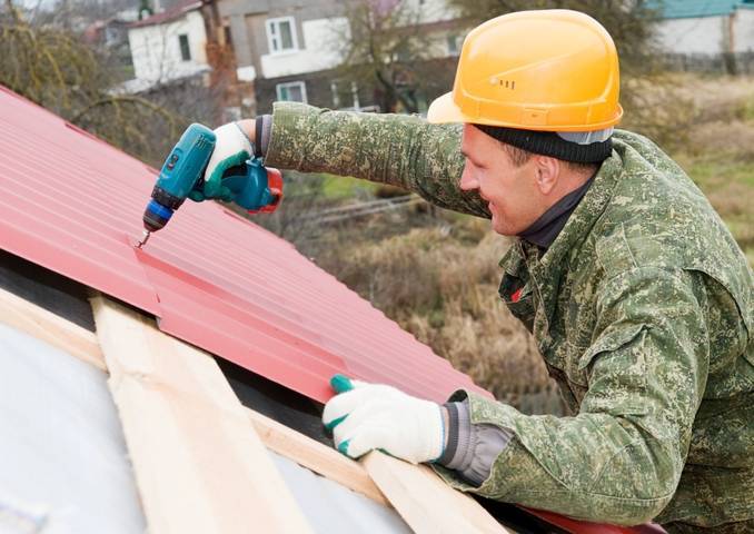 Le coperture in lattoneria devono essere eseguite da imprese specializzate. Prima di fare qualsiasi intervento, sarà comunque il caso di confrontare diversi preventivi.