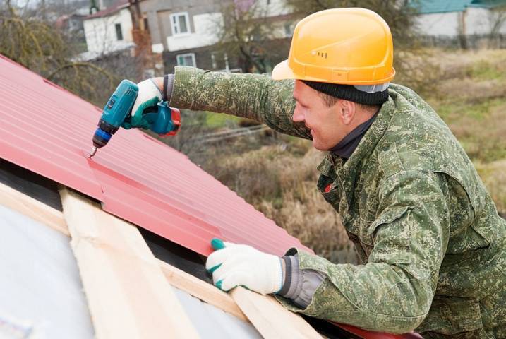 Le coperture in lattoneria devono essere realizzate da personale specializzato. Prima di richiedere interventi, sarà sempre opportuno richiedere preventivi.