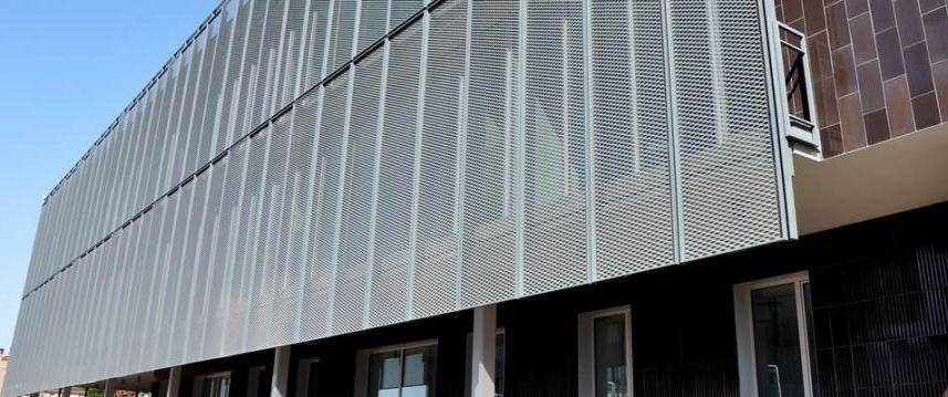 Per realizzare facciate in lattoneria è necessario rivolgersi e chiedere preventivi ad aziende specializzate nella propria zona.