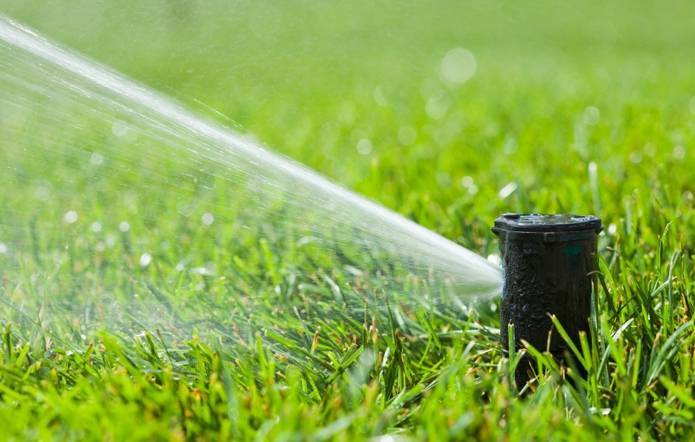 Gli impianti di irrigazione automatica possono essere d'aiuto per la cura di spazi verdi molto estesi. Per la loro realizzazione sarà buona prassi chiedere preventivi ad imprese specializzate.
