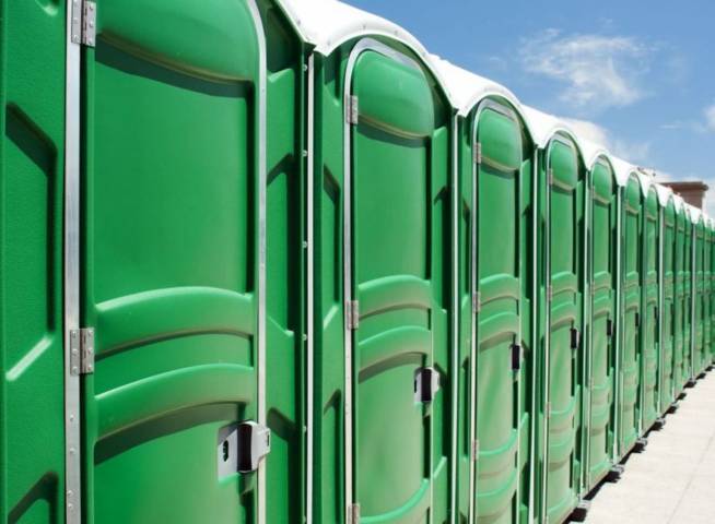 Il noleggio di bagni chimici viene effettuato da imprese specializzate.