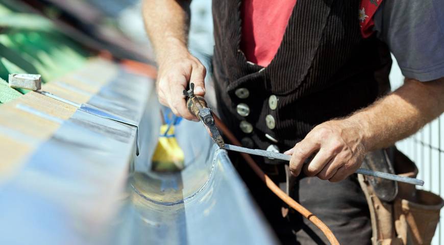 Per la pulizia e riparazione di grondaie è bene rivolgersi solo a lattonieri qualificati.