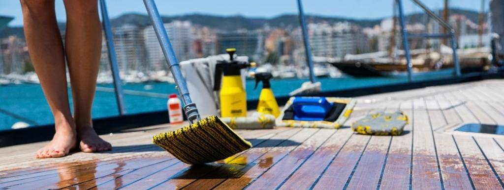 Per la pulizia di imbarcazioni potrebbe essere necessario doversi rivolgere a imprese di pulizia specializzate. Confrontando vari preventivi sarà possibile risparmiare.