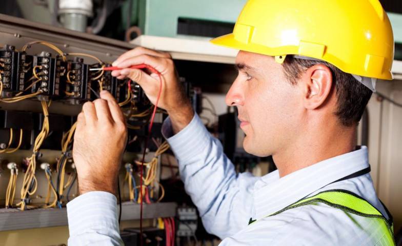 Per il rifasamento degli impianti elettrici ci si deve rivolgere solo a tecnici qualificati.