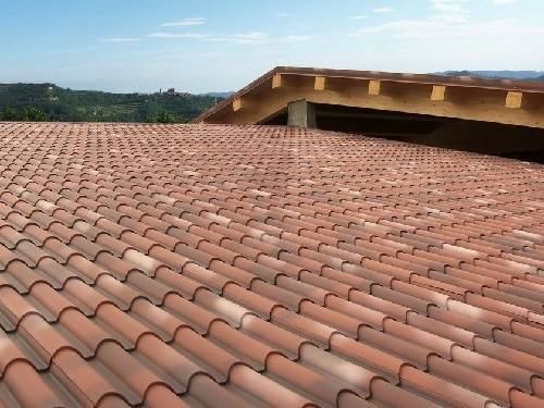 La ristrutturazione tetti deve essere effettuata solo da imprese molto esperte attive nella tua zona, a cui prima dovrai chiedere preventivi.
