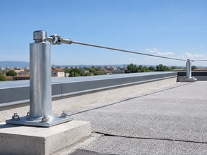 In un cantiere edile devono essere previsti dei sistemi anticaduta per chi lavora in quota.