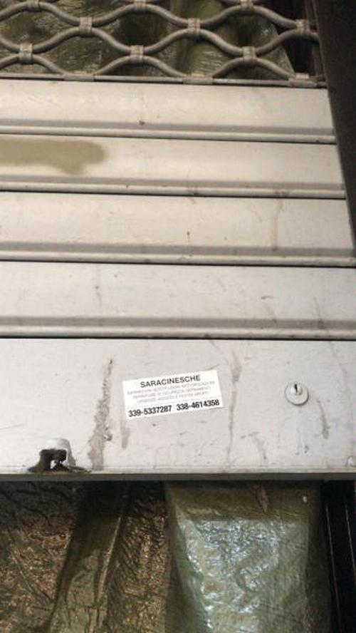 Meccanismo di chiusura di due serrande in sostituzione di quelle esistenti non funzionanti - Foto 1