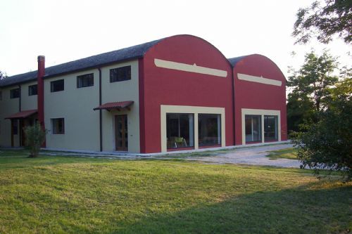 Si tratta di un capannone con struttura metallica, con&nbsp;2 campate ad arco per una larghezza totale di m. 20 e lunghezza di m. 25, altezza centrale delle campate circa m.2Attualmente coperto da ete - Foto 1