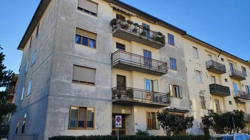 Fornitura e posa di un ponteggio a Prato - Foto 1