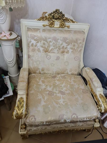 Sostituzione tappezzeria divani e sedie stile veneziano a Sant Arpino (CE) - Foto 1