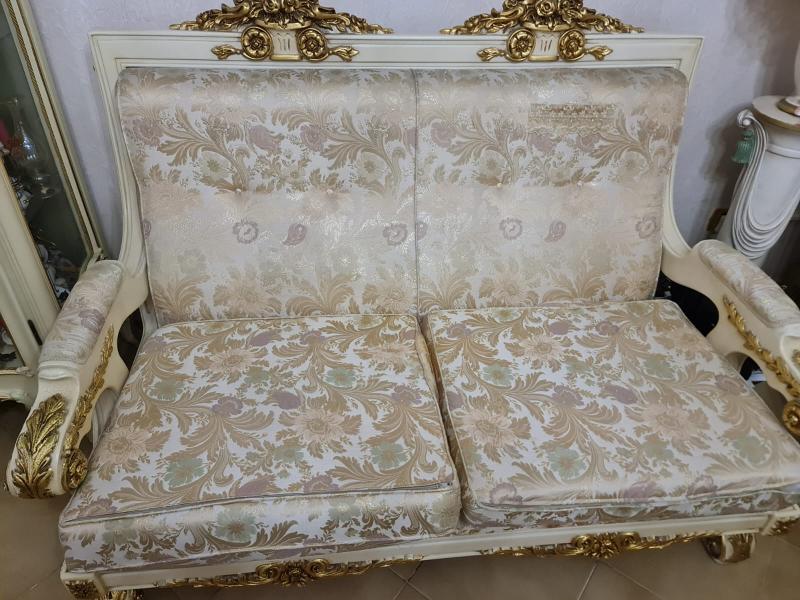 Sostituzione tappezzeria divani e sedie stile veneziano a Sant Arpino (CE) - Foto 3