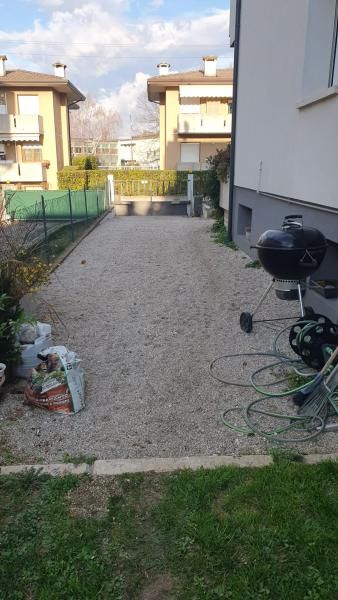 Realizzazione fondo in calcestruzzo e posa pavimentazione drenante 45 mq a Pordenone - Foto 1