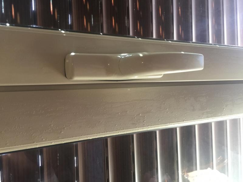 Foto 3 per la domanda: Presenza di condensa su infisso a taglio termico