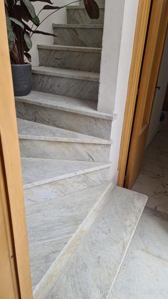 Foto 2 per la domanda: Porta ingresso troppo vicino alla rampa di scale
