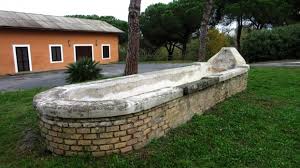 Piscina tipo abbeveratoio in cemento armato fuori...