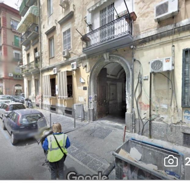 Portone principale condominio e impianto citofoni:...