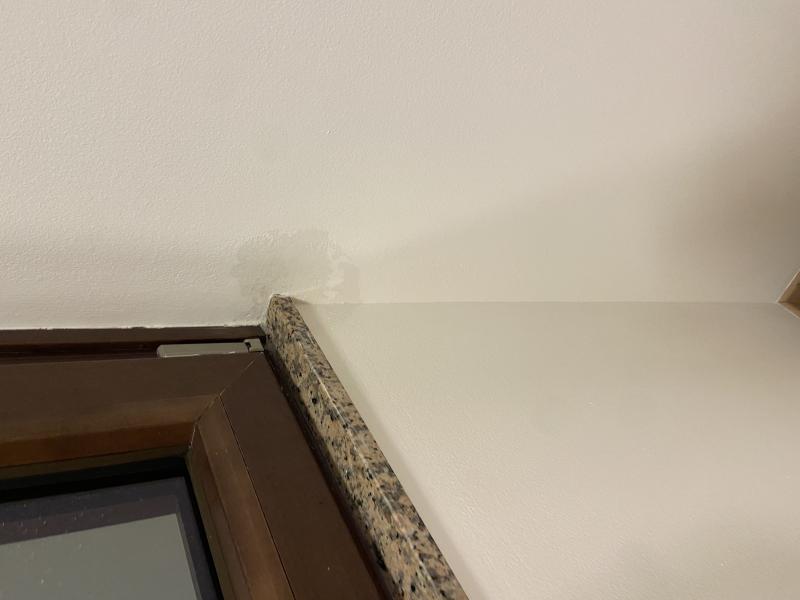 Foto 2 per la domanda: Infiltrazione acqua su serramento: mi aiutate a capire?
