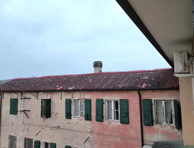 Foto 1 per la domanda: Quale materiale economico scegliere per sostituire onduline danneggiate e creare un tetto calpestabile?
