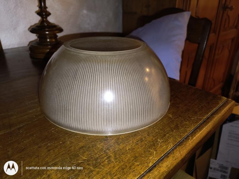 Foto 3 per la domanda: Come scegliere la plafoniera giusta per una lampada da tavolo?