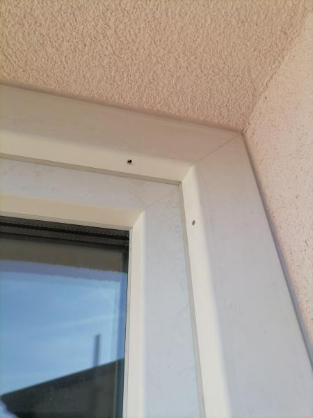 Fori in alto sugli infissi in PVC: difetto di mont...