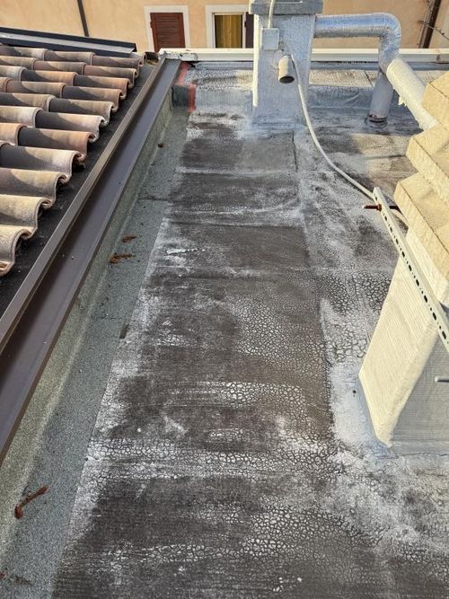 Foto 2 per la domanda: Impermeabilizzare il tetto con guaina liquida: si può e conviene?