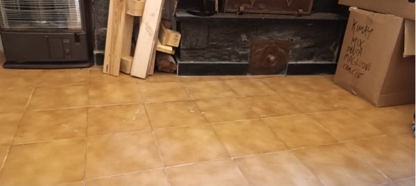 Foto 6 per la domanda: Situazione umidità in casa di paese: quali sono i segnali da considerare?