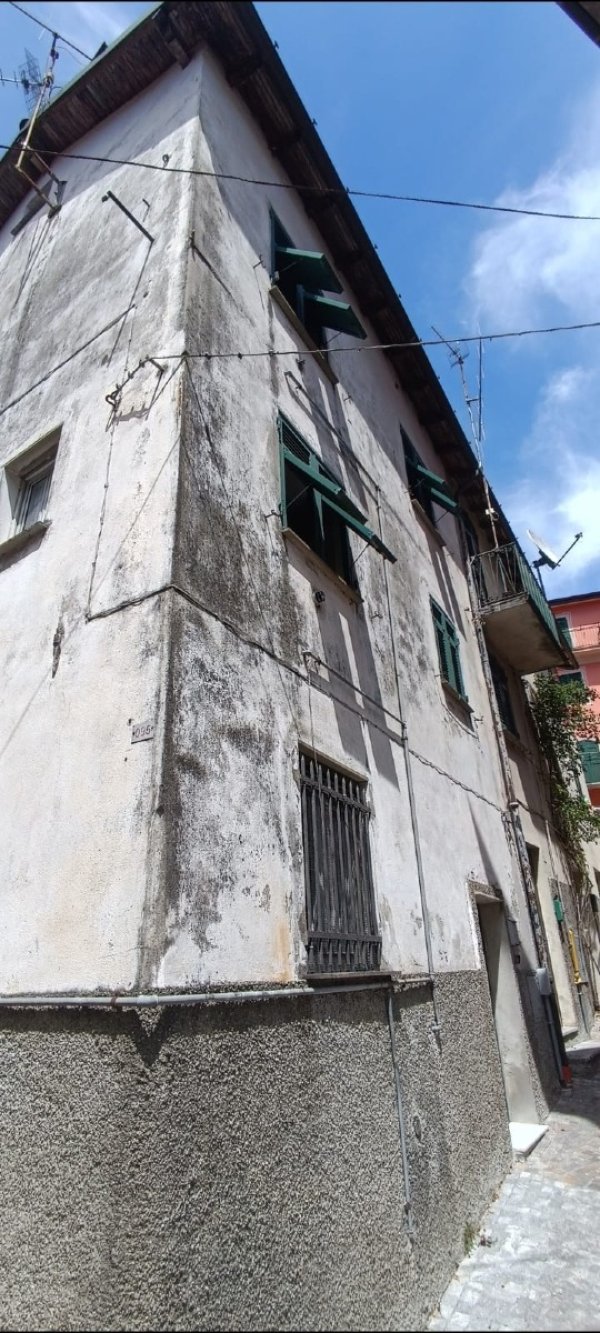 Foto 8 per la domanda: Situazione umidità in casa di paese: quali sono i segnali da considerare?