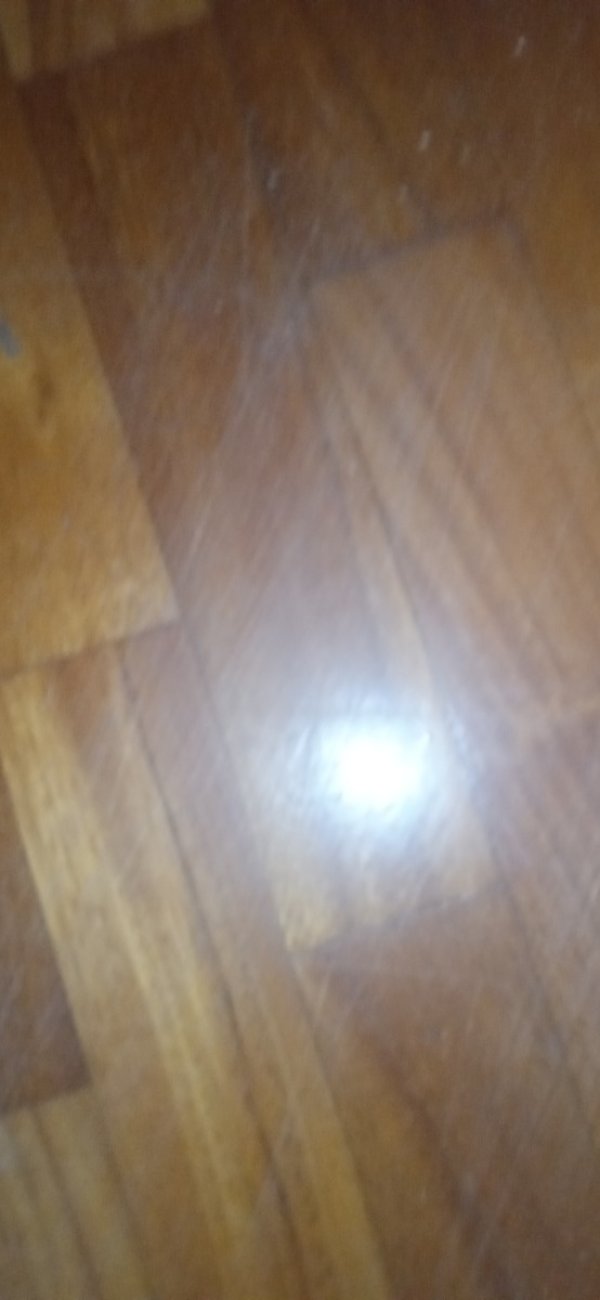 Foto 1 per la domanda: Rimozione di graffi e macchie bianche dal parquet: quali sono le soluzioni?