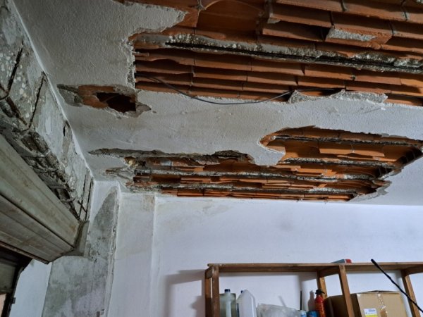 Foto 2 per la domanda: Come ripristinare un solaio degradato a seguito caduta intonaco ed elementi di laterizio