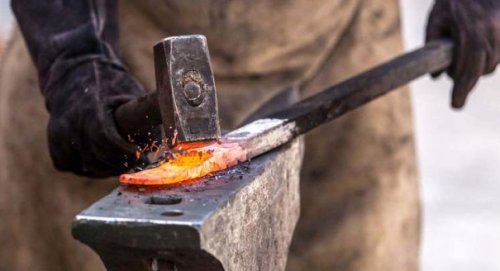 Una guida per calcolare i prezzi orari per le prestazioni di un fabbro.
