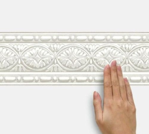 Il costo per l'installazione di greche adesive sulle pareti, proprio come queste, è relativamente contenuto.