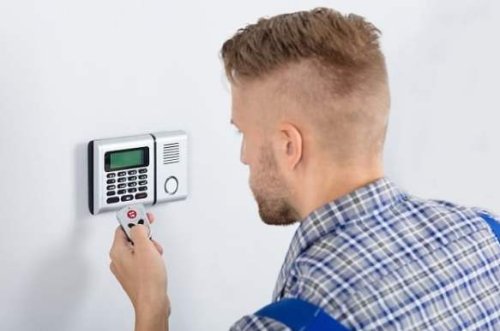 Tutte le indicazioni sui costi per l'installazione di un antifurto casa a Torino, proprio come quello dell'immagine.