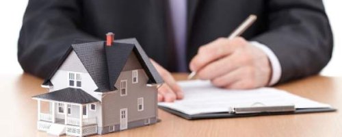Il costo complessivo per l'iscrizione di un'ipoteca giudiziale ricomprende le spese legali e le imposte di legge.