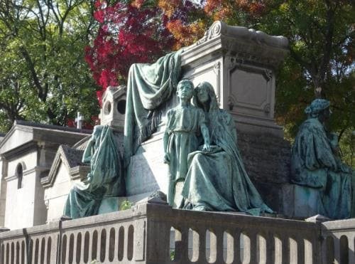 Il costo di un monumento funebre può presentare oscillazioni considerevoli in base a materiali, tecniche e valore artistico.