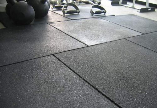 I costi dei pavimenti per palestre partono da circa 15,00 € al mq. Qui il pavimento in gomma di una palestra.