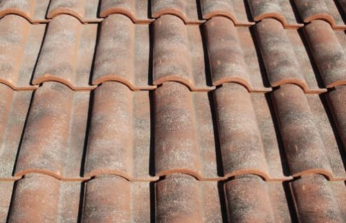 Un tetto con tegole portoghesi anticate per la cui posa si è pagato un prezzo di circa 75 euro al mq, materiali inclusi.