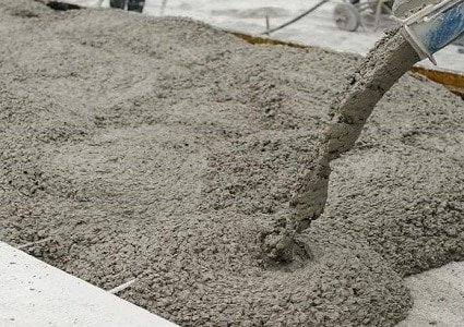 Quanto costa una gettata di cemento al mq? In generale, il costo può andare dai 9,65 € ai 44,34 €.