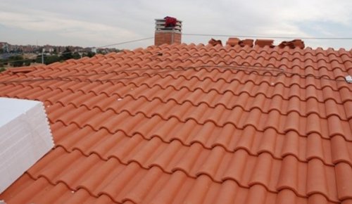 Un elenco dei prezzi per gli interventi relativi alla ristrutturazione del tetto a Novara.