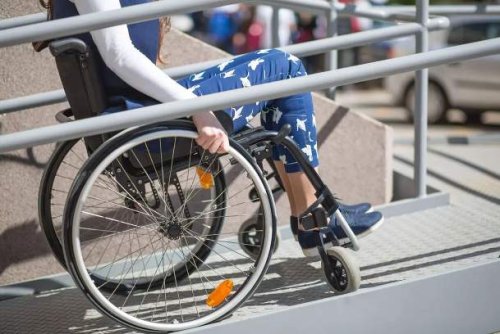 L'accessibilità di case ed edifici è una priorità per i portatori di handicap.
