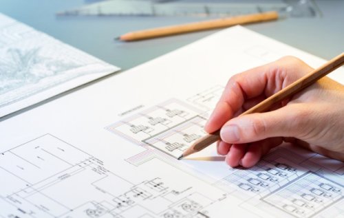 Un geometra mentre lavora ad un aggiornamento catastale.