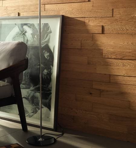 Un appartamento con rivestimenti interni in legno.