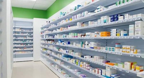 L'area espositiva di una farmacia recentemente ristrutturata.