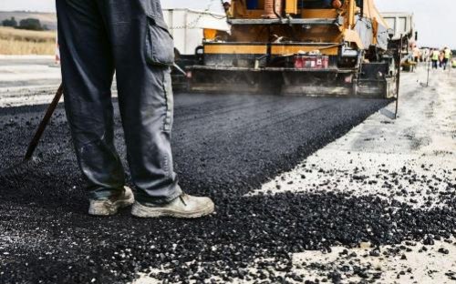 L'asfaltatura di una strada a Como.