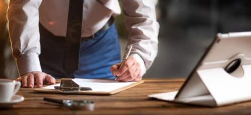 Un avvocato mentre predispone una richiesta di iscrizione di ipoteca giudiziale per un suo cliente.