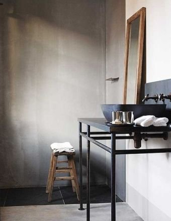 Un bagno ristrutturato in stile industrial a Cinisello Balsamo.