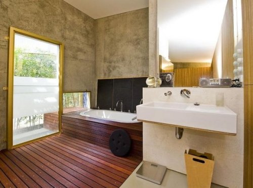 Ristrutturazione bagno Bresso. Un bagno con pavimenti in legno.