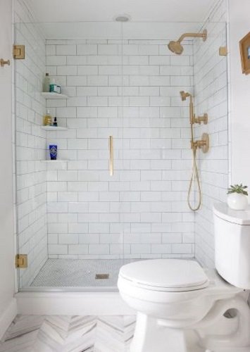 Un bagno piccolo ristrutturato a Cagliari.